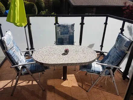 Die ruhig gelegene Terasse, mit großen Grill und gemütlichen Sitzgelegenheiten, lädt jeder Zeit zum entspannen ein.