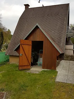 Ansicht von der Gartenseite unseres Finnhaus, mit Abstell-und Einschließmöglichkeit für ihre Fahrräder. 