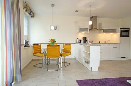 vollausgestattete Küchenzeile mit Esstisch