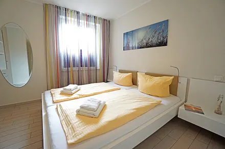 Schlafzimmer mit Doppelbett