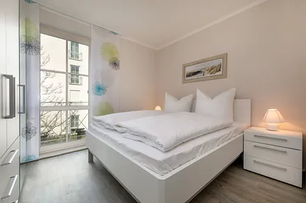 Hier Schlafzimmer Nr. 2 mit Doppelbett (1.60x2.00m), elektrischen Außenrolläden und großem Kleiderschrank.