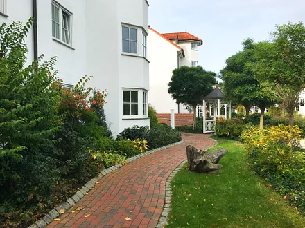 Der Zugang zu Ihrer Wohnung mit sehr gepflegten Grünanlagen.