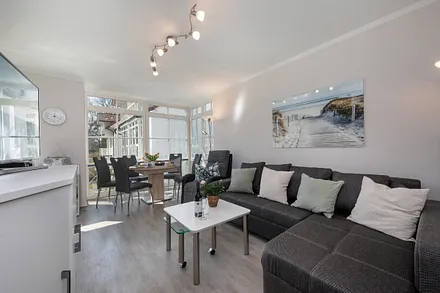 Die bodentiefen Fenster im Eßbereich lassen sich zum Freisitz öffnen. Der Eßtisch ist ausziehbar. DVD-Player, Flat-TV und Radio mit CD-Player sind vorhanden.