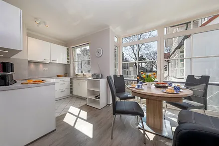 Hier der Blick auf die schicke, neue  Küchenzeile (Einbau 2018). Alle Fenster im Wohnzimmer sind mit Sichtschutzplissees ausgestattet.