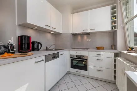 Der Kühlschrank hat ein Eisfach, der Backofen hat eine integrierte Mikrowelle.