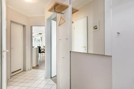 Der Wohnungsflur mit Garderobe.