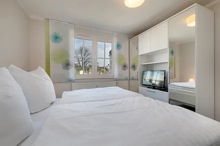 ... elektrische Außenrolläden und ein TV-Gerät.