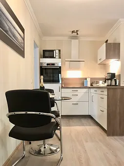 Blick in die Küche in der es an nichts fehlt