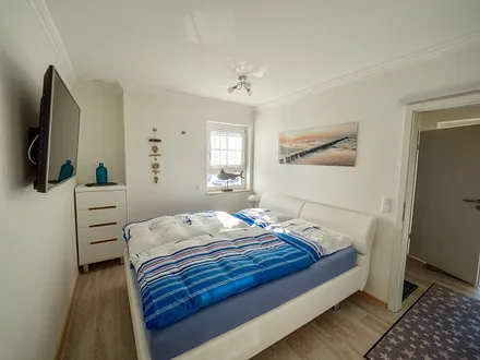 Schlafzimmer mit Fernseher