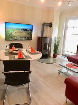 Esstisch lädt zum entspannten Essen und Trinken ein