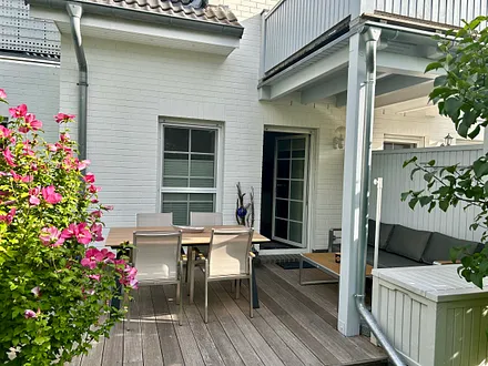 Außenansicht mit gemütlicher Terrasse 