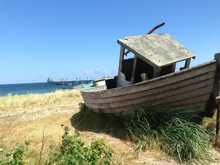 altes Fischerboot am Strand