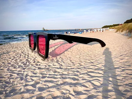 Rosa Sonnenbrille am Strand