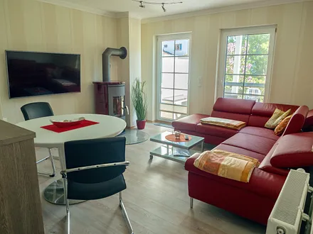 Wohnzimmer mit Relaxcouch und Kamin