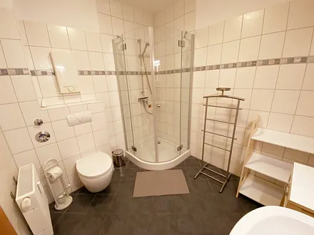 Badezimmer mit Dusche