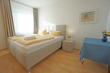 Schlafzimmer mit Doppelbett