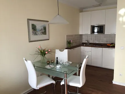 Esstisch mit 4 Stühlen und neuer Küchenzeile