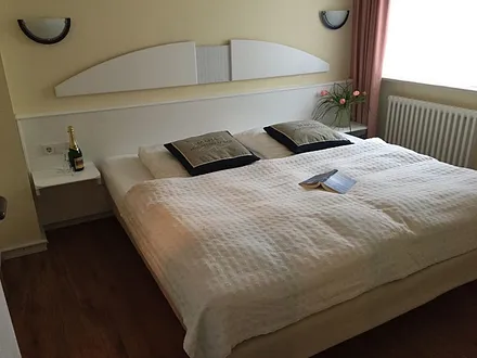 Großes Doppelbett 2x2 m