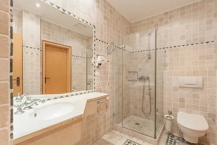 Exklusives Bad mit niedrigem Duscheinstieg und großem Spiegel