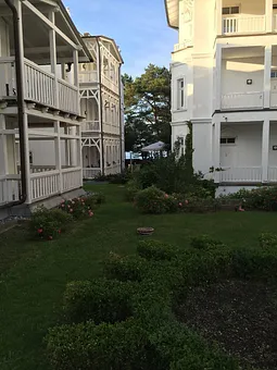 Der Innenhof; im Hintergrund die Ostsee