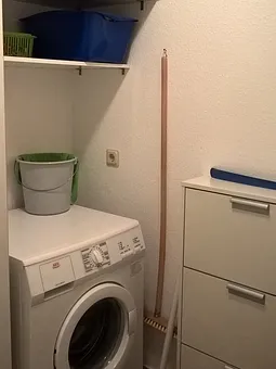 Abstellraum mit Waschmaschine und Schuhschrank