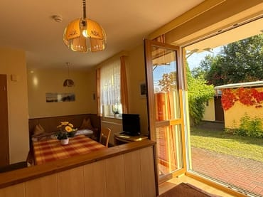 Innenansicht Essplatz mit dahinter liegender 2. Aubettung; Ausblick zur Terrasse