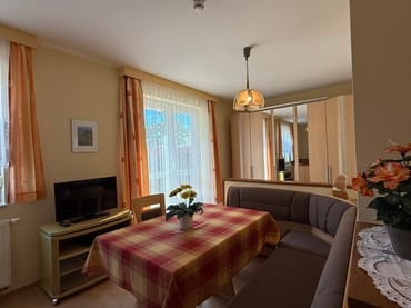 Essplatz mit TV ( SAT-Anlage )