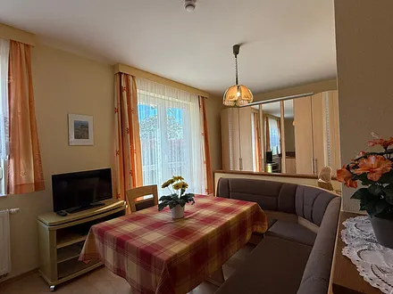 Essplatz mit TV ( SAT-Anlage )