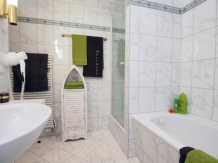 Bad mit Badewanne und Dusche