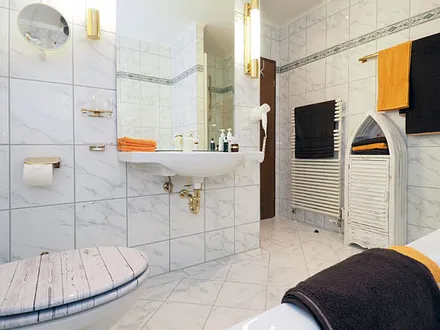 Bad mit Dusche und Badewanne