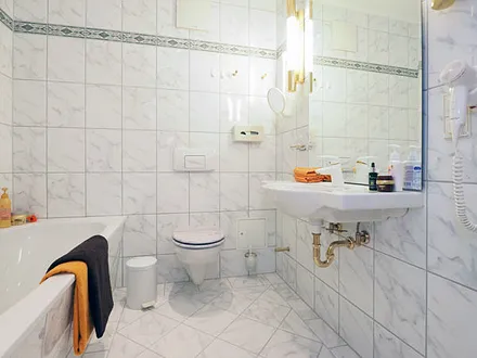 Bad mit Badewanne und Dusche