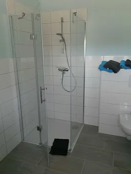 großes Bad mit Dusche