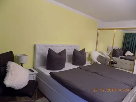 Schlafzimmer mit Hotelbett 1,80 x 2,00 Meter und großem Einbauspiegelschrank