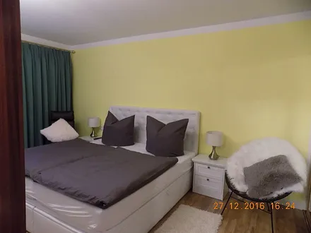 Blick aus dem Wohnzimmer in das Schlafzimmer