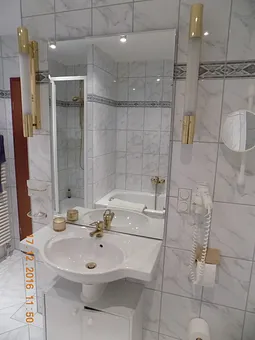 großes Bad mit Dusche,Badewanne,Fön