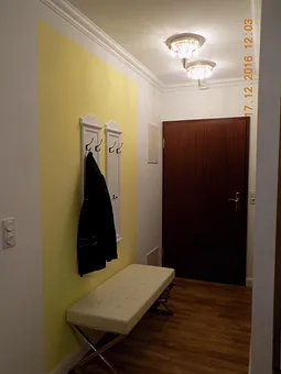 Eingangsbereich mit Flurgaderobe mit Ledersitzbank