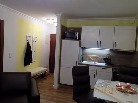 Sitzbereich mit hochwertigem Glastisch (ausziehbar) und bequemen Sitzmöbeln