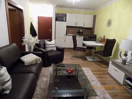 Blick auf den Wohn/ Essbereich mit Ledercouch