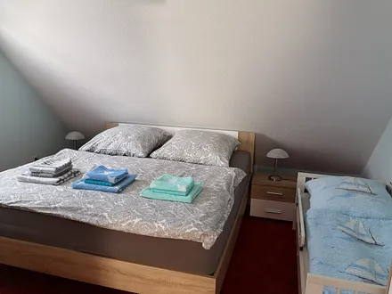 Schlafzimmer mit Juniorbett