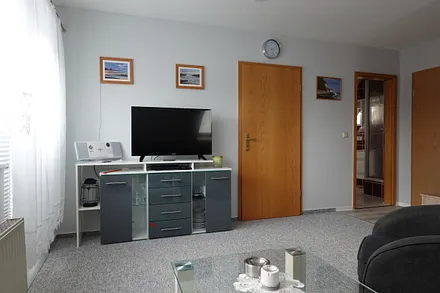 Kleine Schrankwand mit TV und Radio CD, USB und Bluetooth