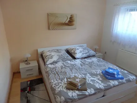 Schlafzimmer mit Doppelbett