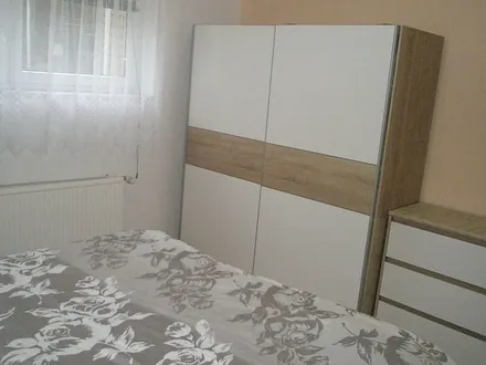 Großer Kleiderschrank und Sideboard