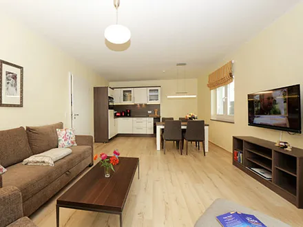 Wohnbereich mit Blick in die Küche