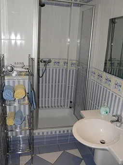 Gästebad mit Dusche und WC