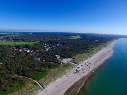 Zum feinen Sandstrand sind es nur 300 m