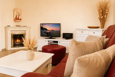 Gemütliches Wohnzimmer mit Kamin