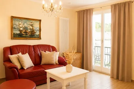 Wohnzimmer mit Zugang zum Balkon