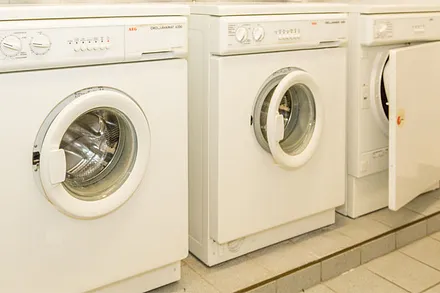 Waschraum mit Waschmaschine und Trockner