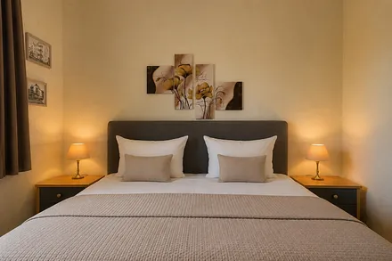 Schlafzimmer mit komfortablem Bett