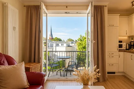 Wohnzimmer mit Balkon für frische Ostseeluft